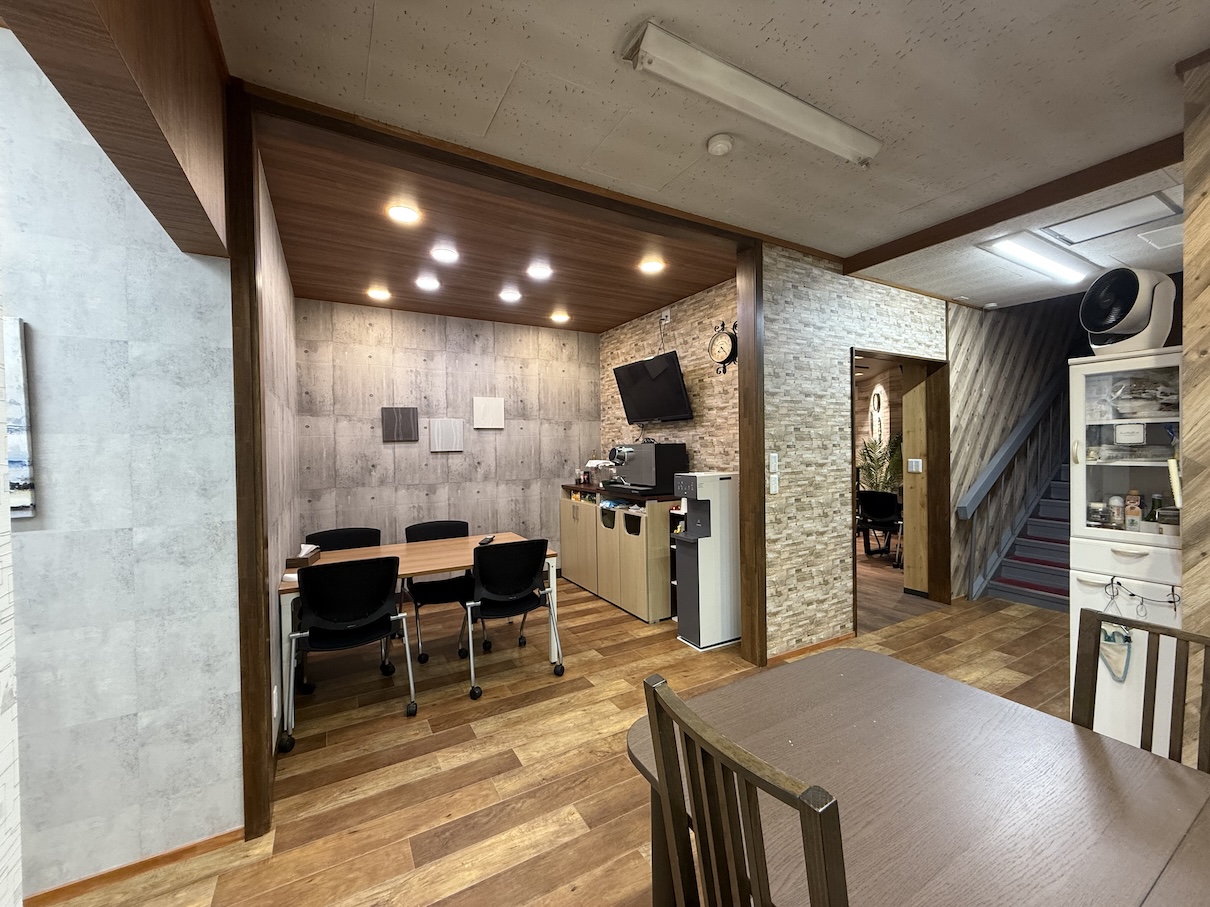 さくら屋 ソファ席の休憩コーナー